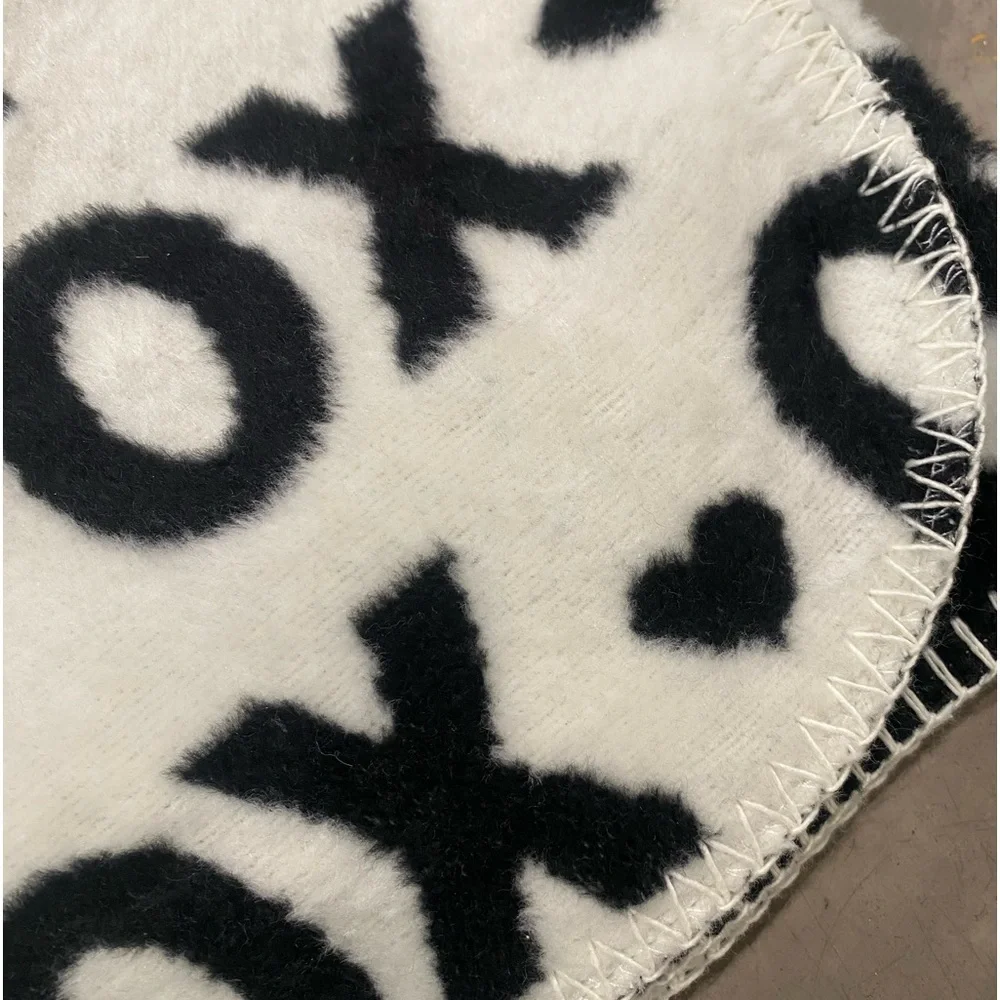 ❌⭕️blanket in black & white! REVERSIBLE w/ top stitching, see pic for details